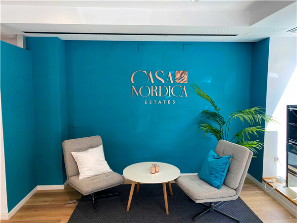 La agencia inmobiliaria Casa Nórdica States ha contado con nosotros para cambiar todos los elementos de branding situados en su oficina.