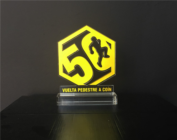 Trofeos realizados en metacrilato personalizado tanto en forma como tamaño